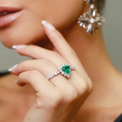 Anel Duplo Triângulo de Esmeralda em Ouro Branco 18k com Diamantes - Aplicada