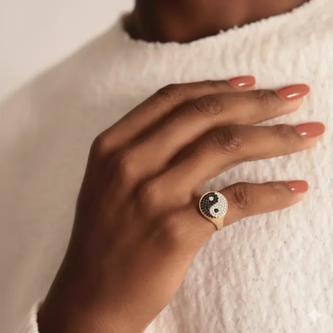 Anel Equilíbrio Noir Yin Yang em Ouro Amarelo 18k com Diamantes Brancos e Negros - Detalhe