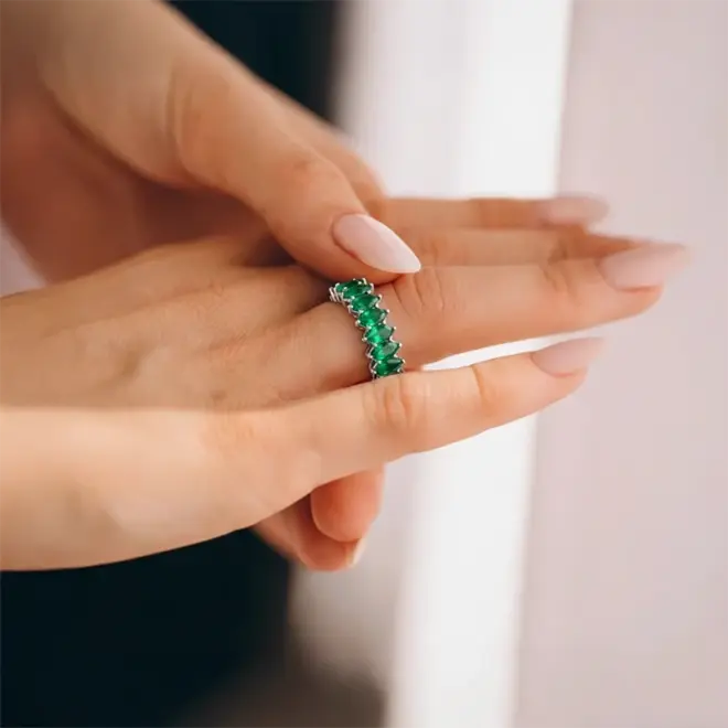 Anel Navete Folhas de Esmeraldas em Ouro Branco 18k - Detalhe