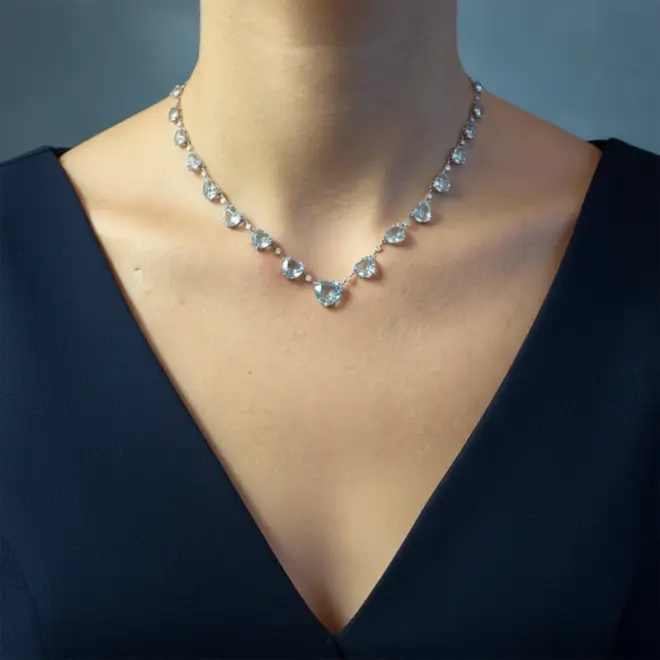 Colar Coeur Topázios Azuis com Diamantes em Ouro Branco 18k - Detalhe