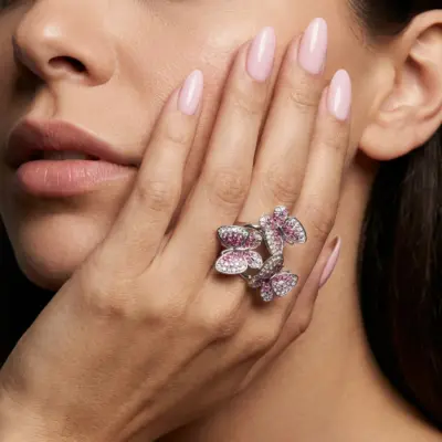 Anel Papillon Rosé em Ouro Branco 18k com Safiras Rosas e Diamantes - Aplicada