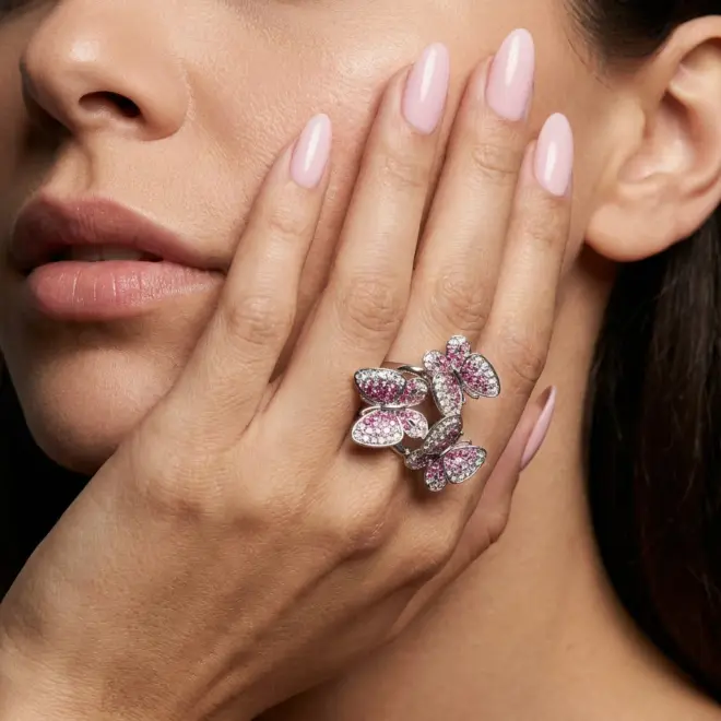 Anel Papillon Rosé em Ouro Branco 18k com Safiras Rosas e Diamantes - Detalhe
