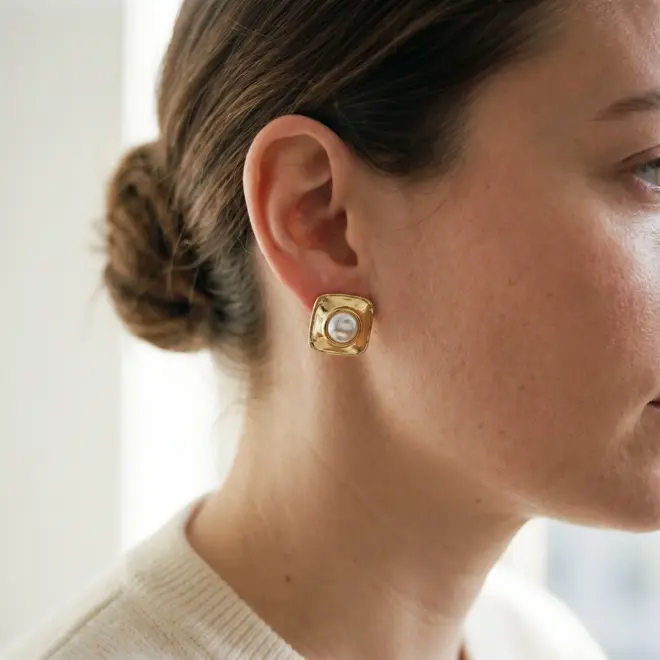Brinco Carré Perle em Ouro Amarelo 18k com Pérola Barroca - Detalhe